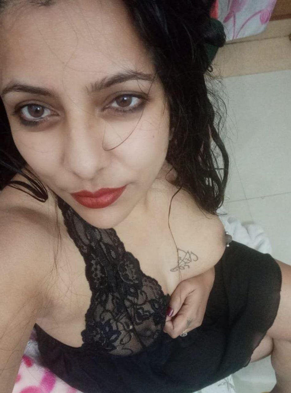DESI HORNY BABE SHOWING NIPPLE PIERCINGS TO SHOP WORKER NUDES PICS SET(20+PICS)