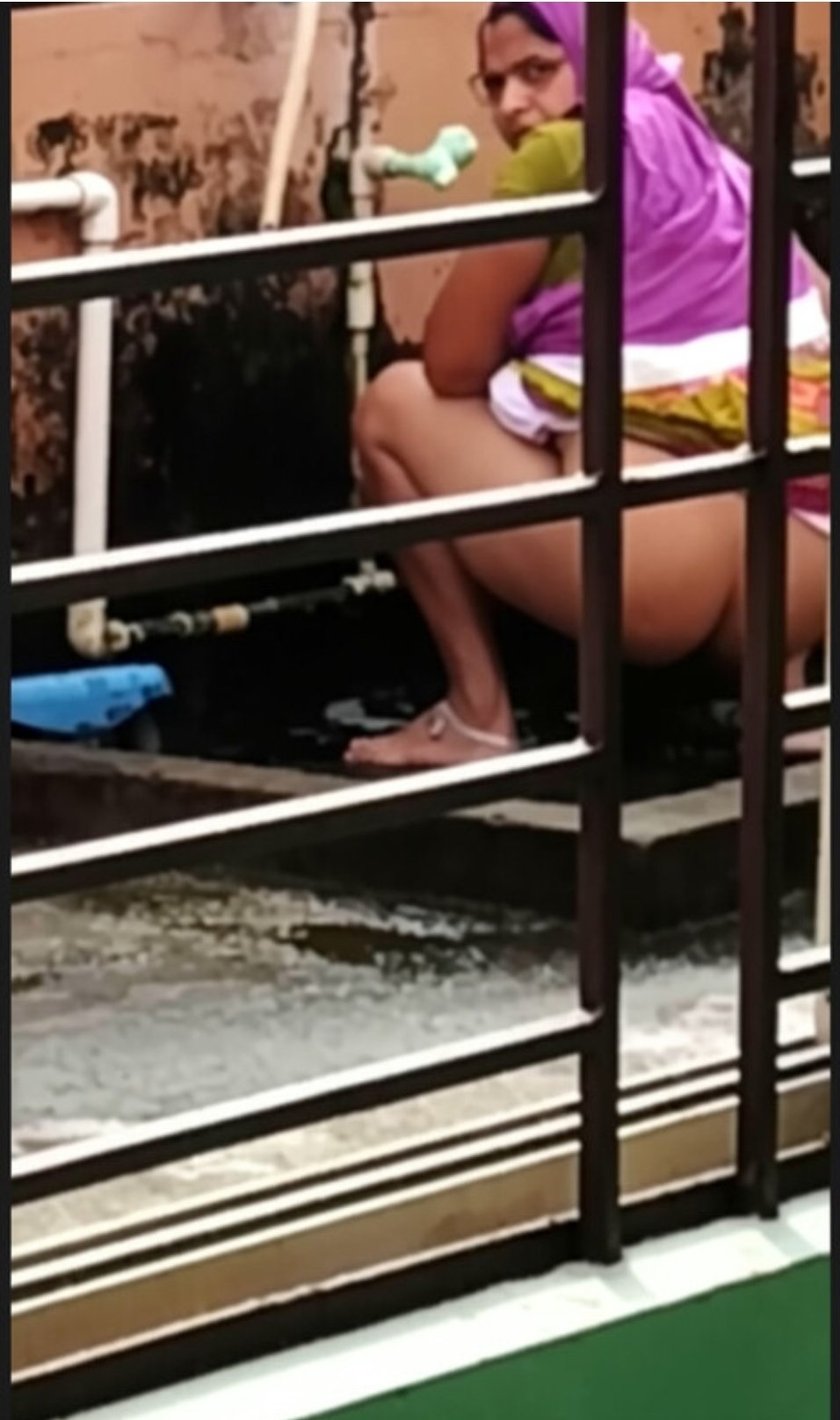 DESI MILF MOM PlSSlNG AFTER WASHING JUICY PUSSY & BIG ASS SCERETLY PEEPING THROUGH BACKSIDE WINDOW SHE'S NOTICED CAPTURE