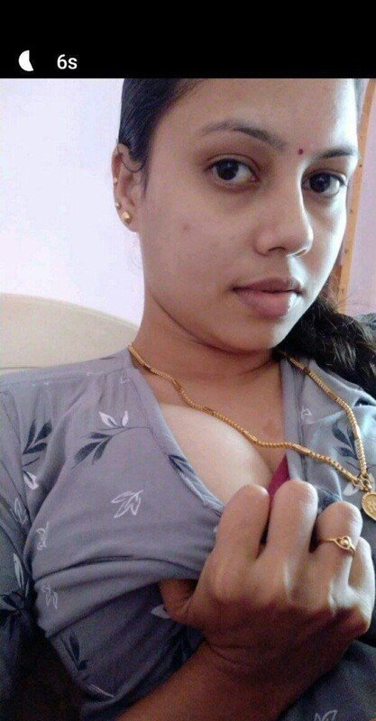 BEAUTIFUL MALLU WIFE TEASING FEW PICS