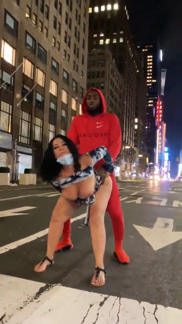 Crazy Couple Start Fucking On Open Newyork Street